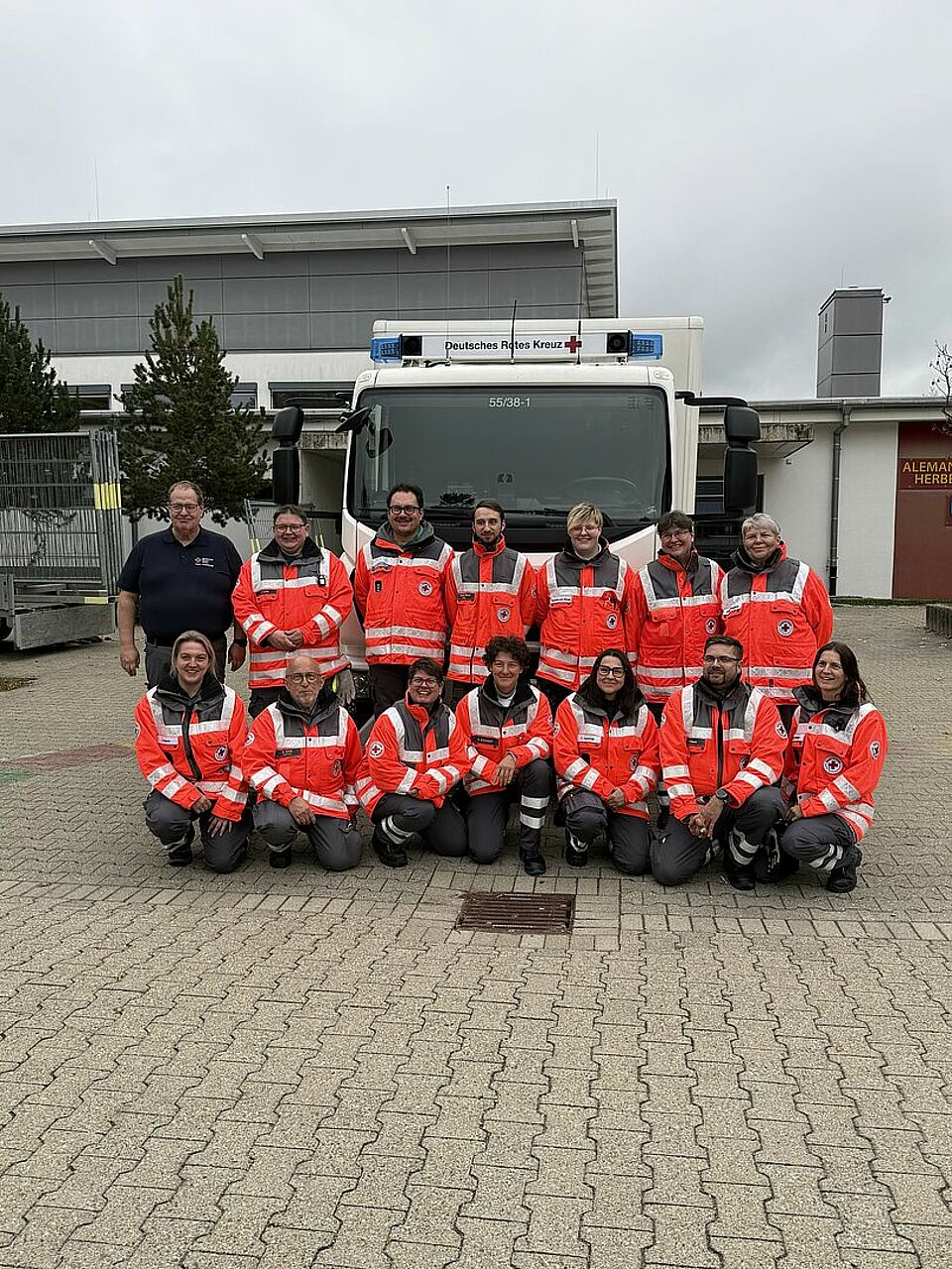 Die Teilnehmer der Betreuungsdienstausbildung nach der erfolgreichen Abschlussübung am 17. Oktober 2026 in Herbertingen. Gruppenfoto der Teilnehmer der Betreuungsdienstausbildung des DRK-Kreisverbandes Sigmaringen 2026.